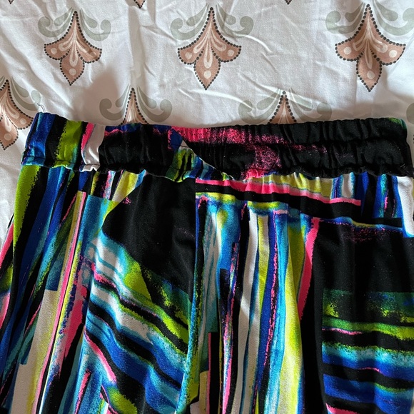 Lightweight, jogger, multicolored pants with pockets and draw string. - Picture 2 of 4